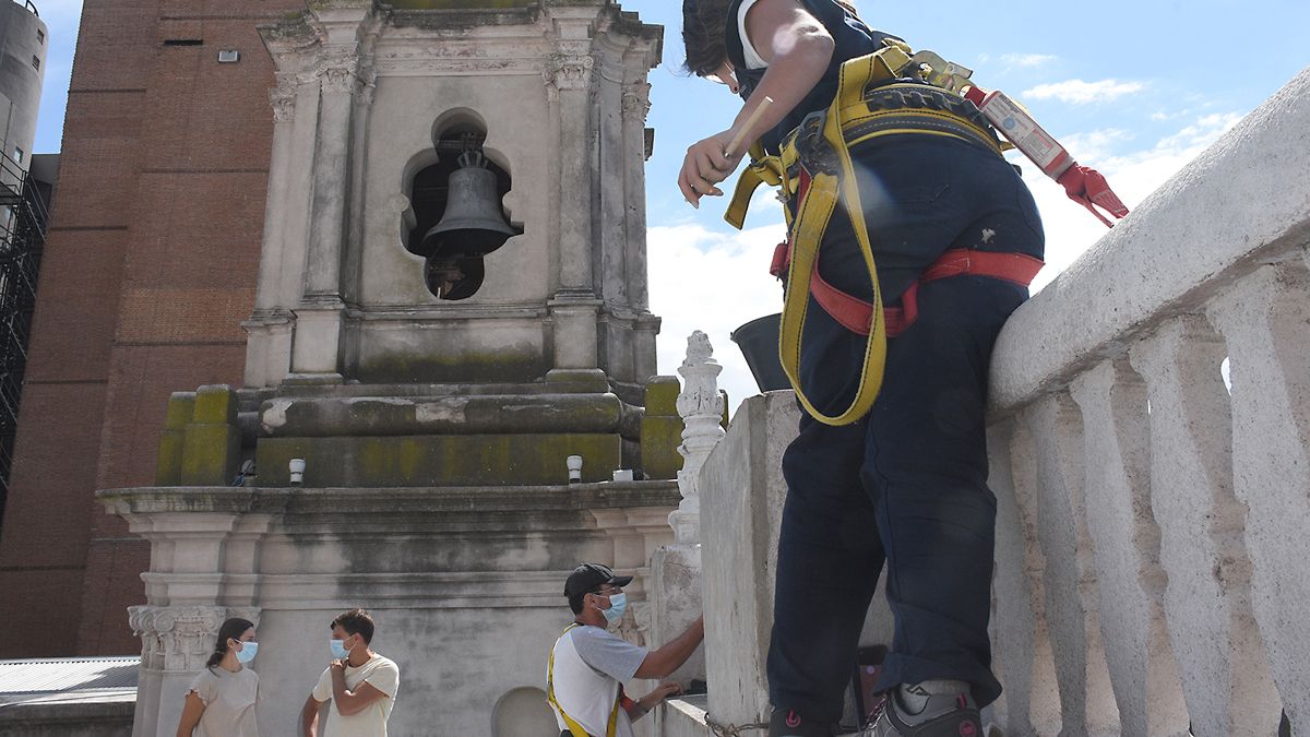 La reparación de la fachada implica la realización de trabajos a gran altura. Fotos: Estela Zogbe