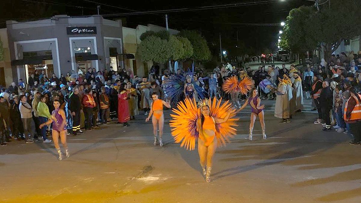 Color, alegría y brillo en los carnavales de toda la región