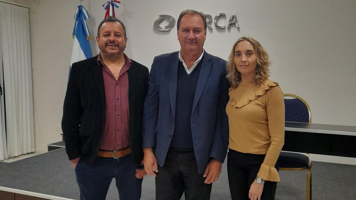 Dellarossa (al centro) se reunió este jueves con empresarios de la cámara comercial Aerca.