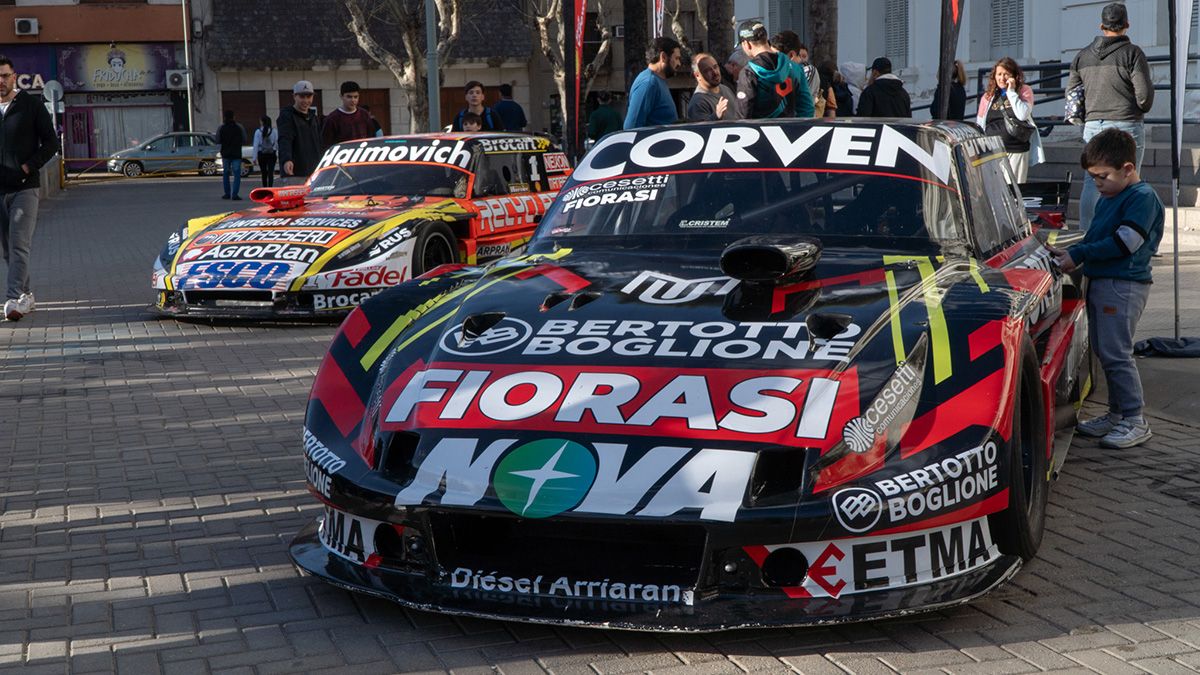 El Torino de José Manuel Urcera con que ganó el título 2022 y atrás el Ford de Mariano Werner campeón en 2021