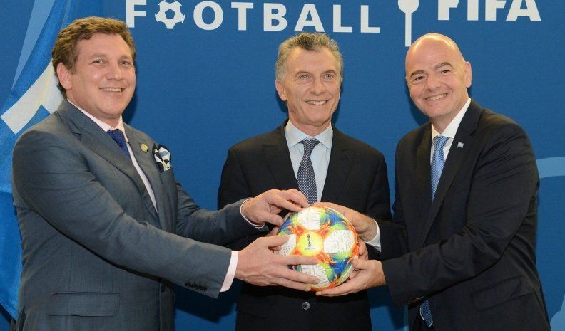 La Fifa premió a Macri por su aporte al fútbol