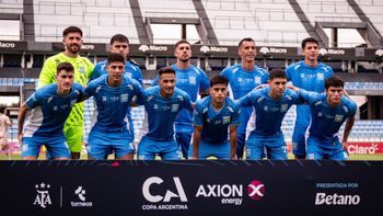 Estudiantes no pudo ante San Martín de Tucumán, perdió 4 a 3 en los penales y quedó eliminado de la Copa Argentina. Estudiantes no pudo ante San Martín de Tucumán, perdió 4 a 3 en los penales y quedó eliminado de la Copa Argentina.