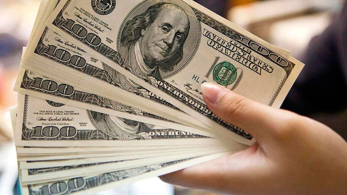 En una disparada minuto a minuto, el dólar blue tocó los $318 y cerró a $317