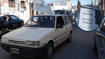 Reclamo: docentes de la UNRC realizaron una caravana de autos que recorrió distintos puntos de la ciudad