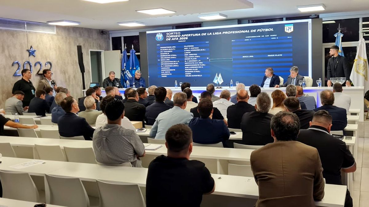 Alicio Dagatti presidente de AAE presente en el Sorteo del Torneo de la Liga Profesional 2026.