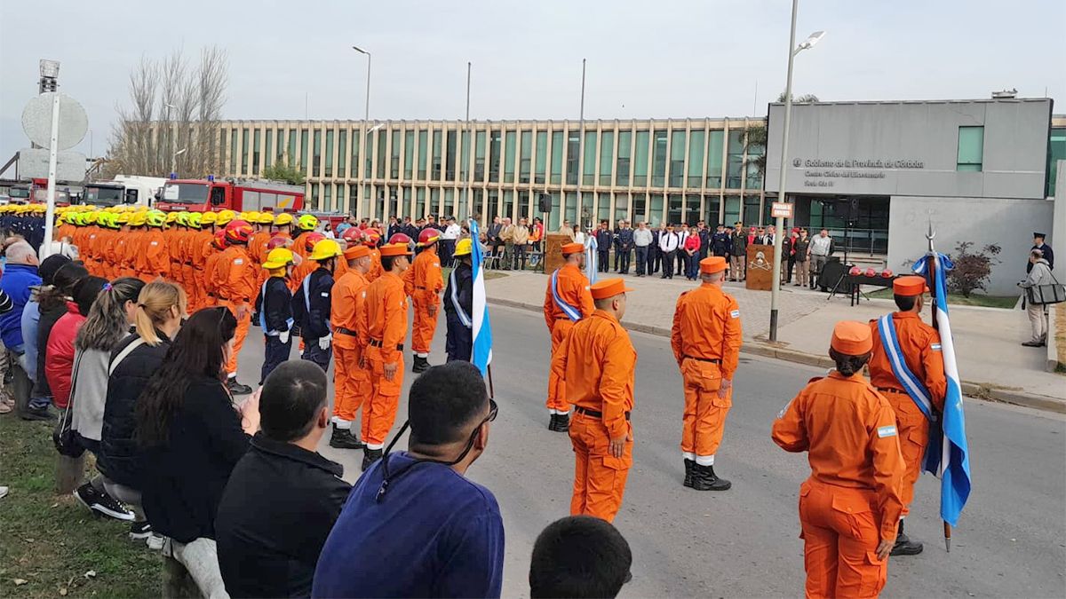 Se llevó a cabo una ceremonia en honor al cuerpo de bomberos local en el parque del Centro Cívico del Bicentenario. Foto: Sociedad de Bomberos Voluntarios de Río Cuarto