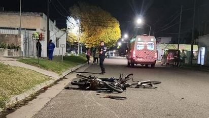 Grave colisión entre un joven en moto y un niño en bicicleta: ambos sufrieron traumatismo de cráneo
