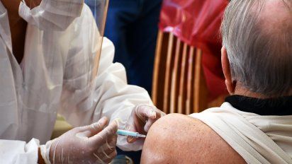 Con 185 dosis, se inició el operativo de vacunación en los geriátricos