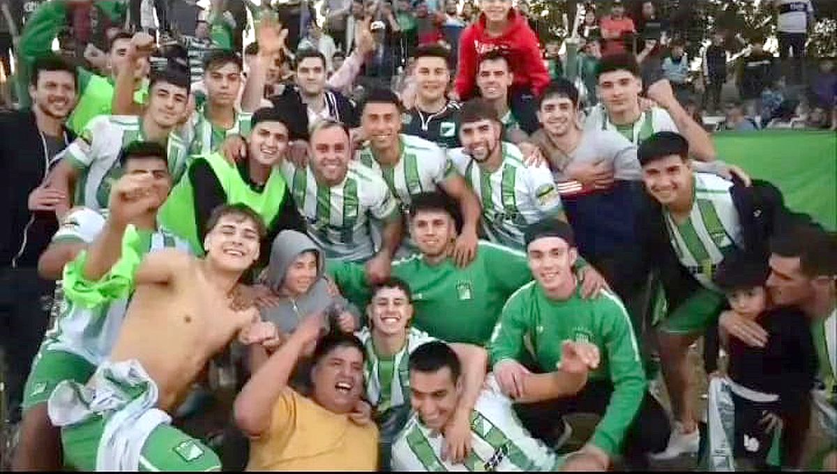 La euforia del plantel de Rivadavia en un festejo que se hizo esperar. Luego de 18 disparos desde el punto penal, el Verde eliminó a Yrigoyen y es finalista.&nbsp;