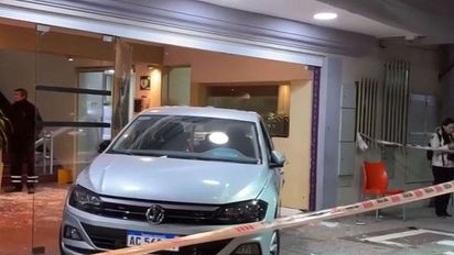 Mendoza: un auto se incrustó en un teatro e hirió a 23 espectadores