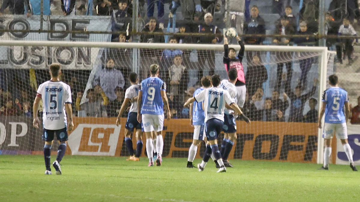 El León llega a los 30 puntos y se mantiene entre los que clasifican al Reducido por el segundo ascenso. Williams Barlasina, bajo los tres palos, resultó ser una de las figuras a destacar en el partido, ya que supo resolver muchas atajadas de peligro ante la Crema. 