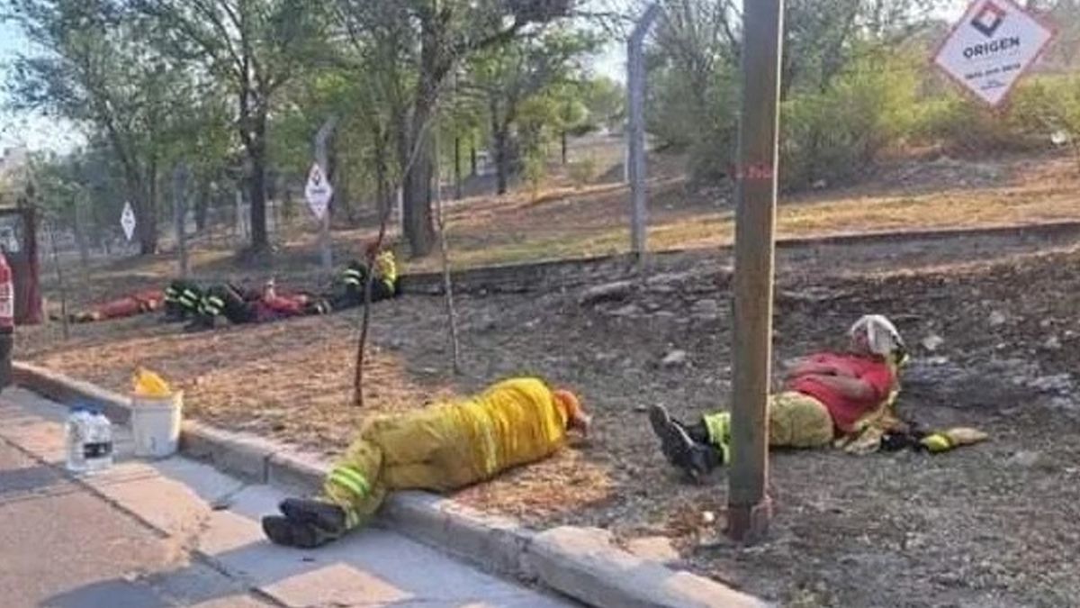 Bomberos tras combatir los incendios. Foto gentileza: Panaholma Noticias