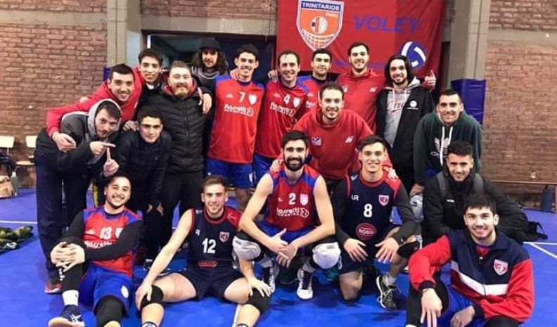 El plantel de Trinitarios, finalista del torneo cordobés. Hoy enfrenta a Universidad Nacional.