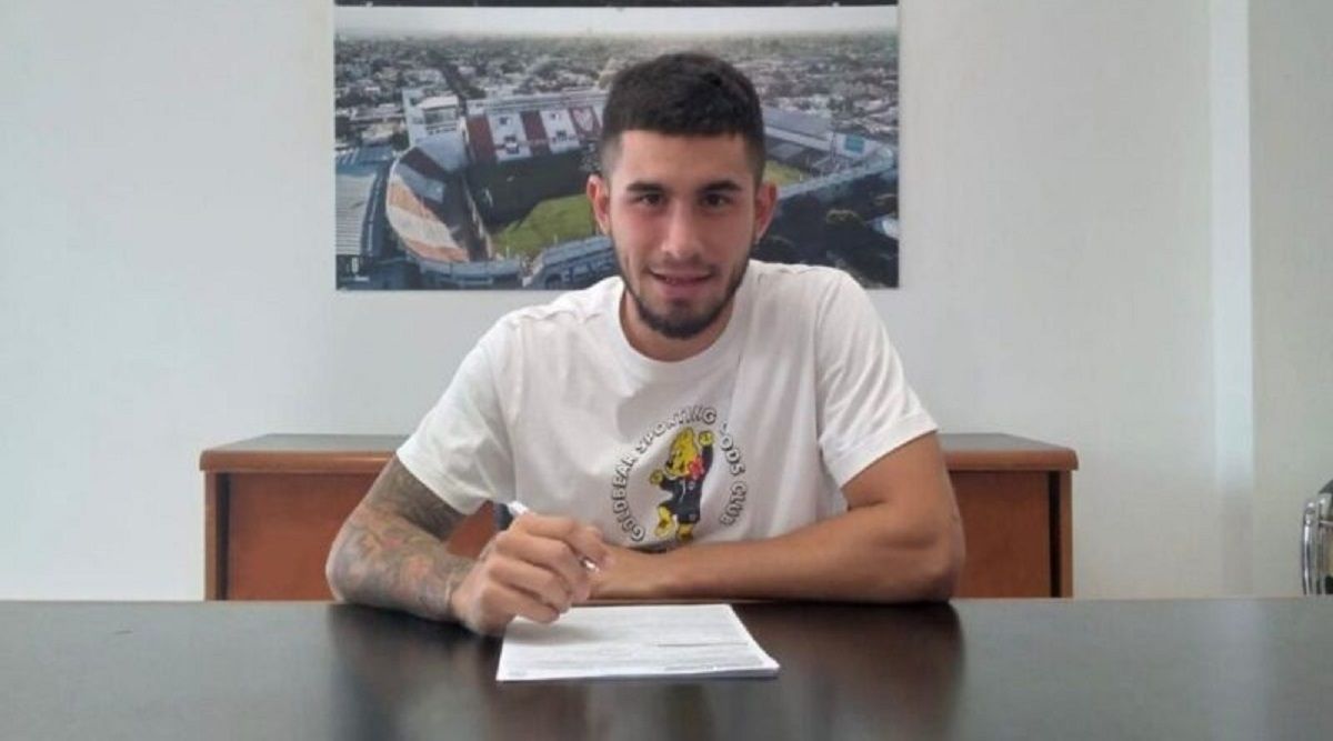 El villanovense Cavagnero cuando estampó la firma como futbolista profesional en Instituto. Llega a préstamo a Racing.