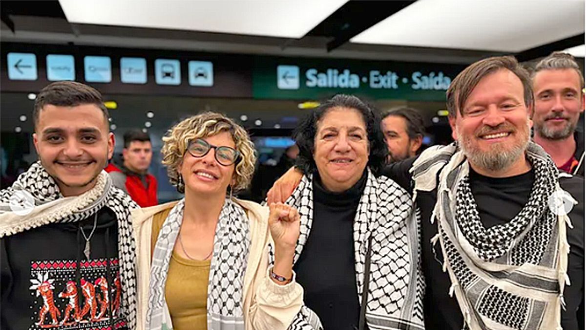 Emotiva vuelta al país de Aguilera y Giménez tras su calvario en Libia