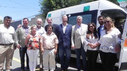 La Provincia entregó una ambulancia a Sampacho