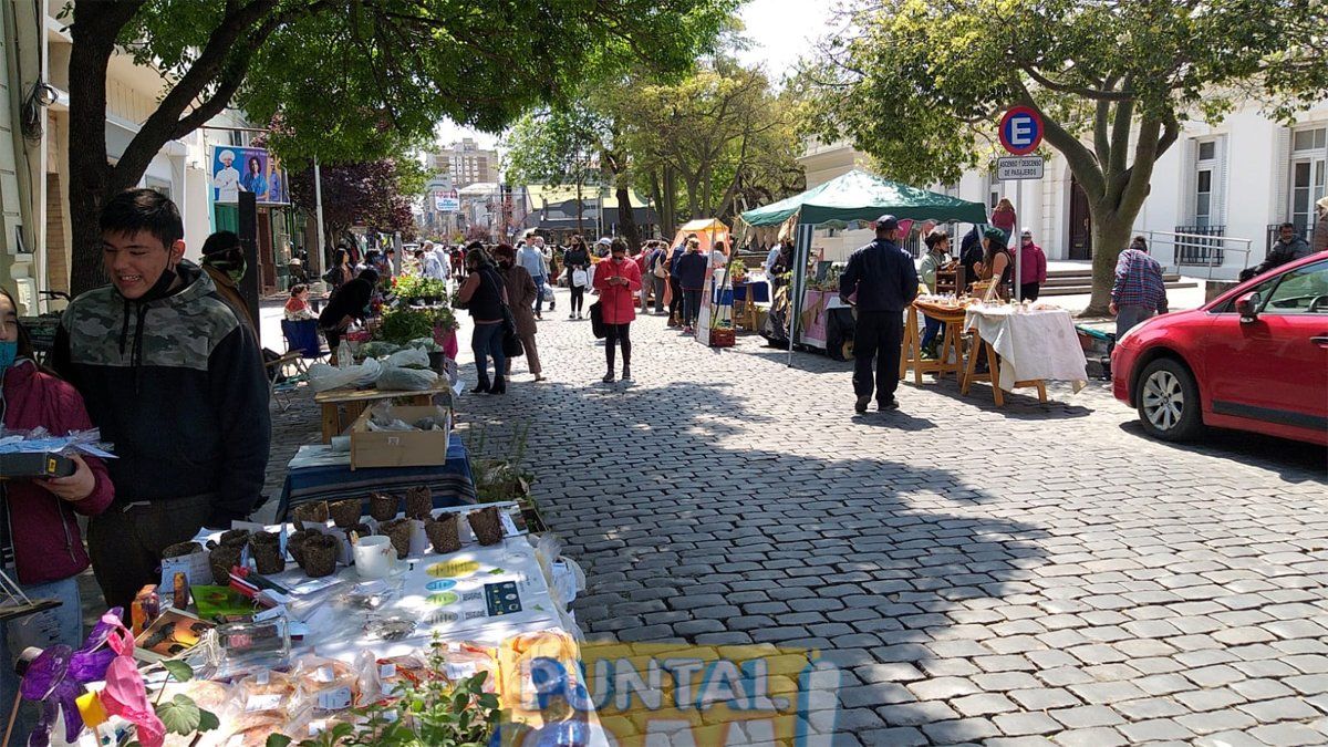 La feria de agricultura familia reunió a 30 feriantes y productores.