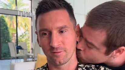 El video del beso de Migue Granados a Messi