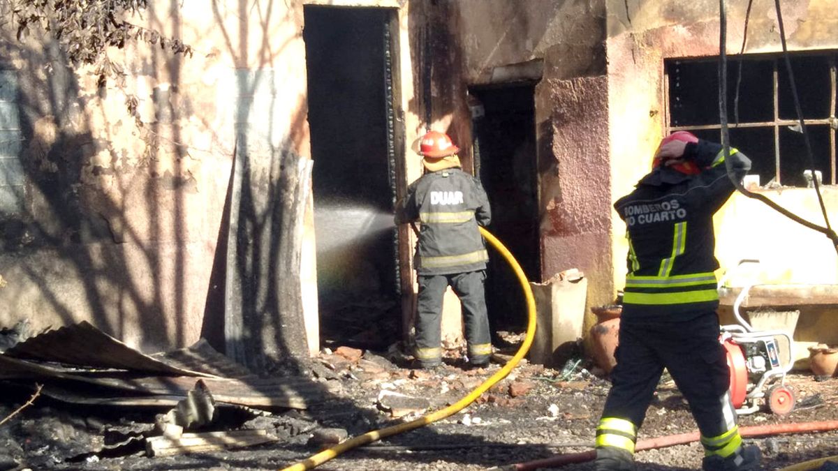 Un incendio destruyó una casa y dejó a una mujer con sus cuatro hijos ...