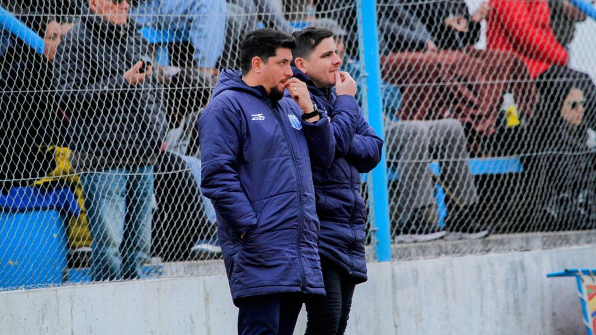 Diego Seimandi (derecha) junto a Federicio Sisalli, quien es su ayudante de campo, A una semana de ser destituído en Roncedo hoy dirigirá su primera práctica como DT de Banda Norte.