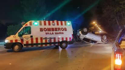Chocó contra el guardarraíl y dio varios tumbos en bulevar Colón 