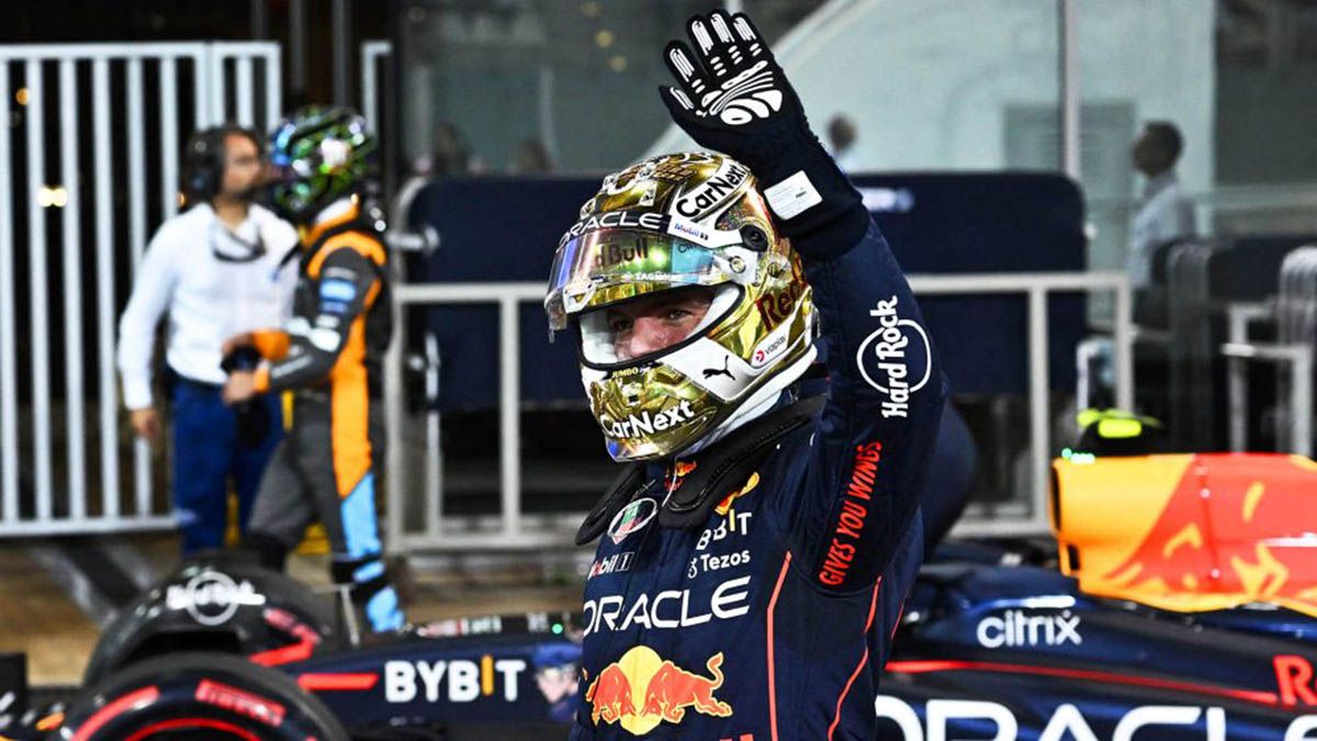 Max Verstappen saluda luego de hacer la pole position en Abu Dhabi