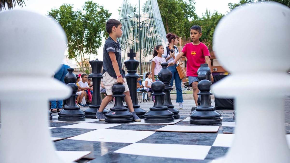 Más de 500 chicos jugaron al ajedrez en la Plaza Olmos de la Juventud