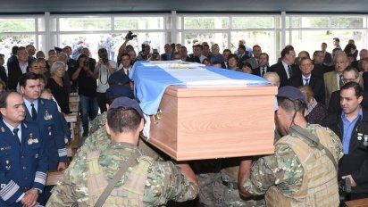 Castagnari recibió la rendición de honor en una emotiva ceremonia