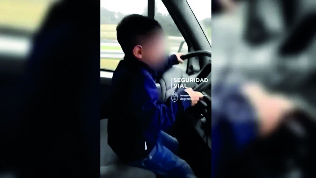 Dale boludo, llevalo derecho: Obligó a su hijo de 7 años a conducir un camión por una autopista
