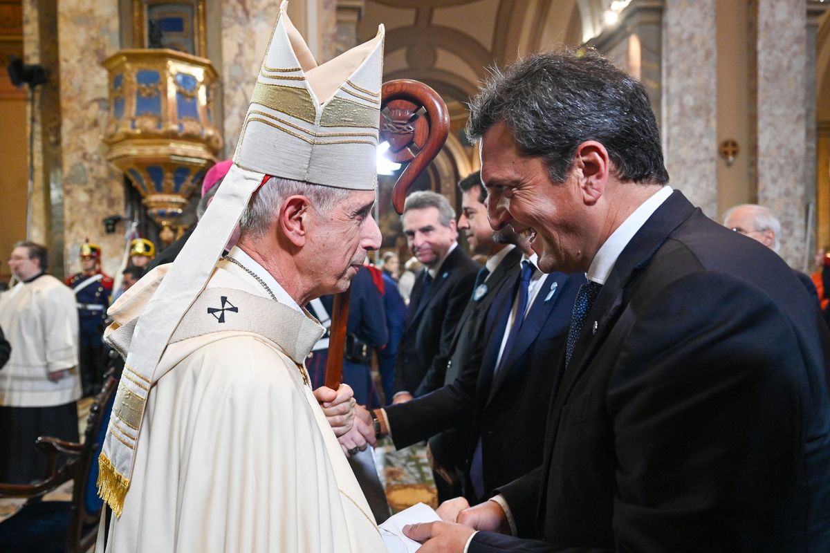 Monseñor Poli saluda al ministro Sergio Massa en la Catedral.