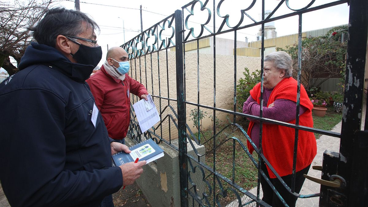 El personal busca a los adultos que no se vacunaron para conocer porqué no lo han hecho.