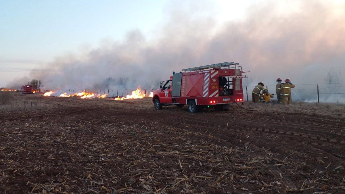 El incendio se desató en un área protegida en cercanías de la localidad de Del Campillo.