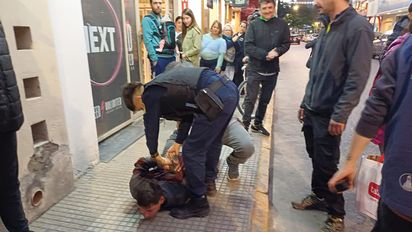 Robó un celular en pleno centro, quiso huir en bici y la gente lo detuvo