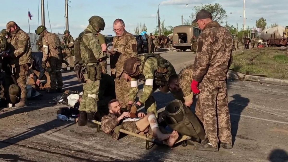 Muchos de los soldados ucranianos que se rindieron en Azovstal estaban gravemente heridos.