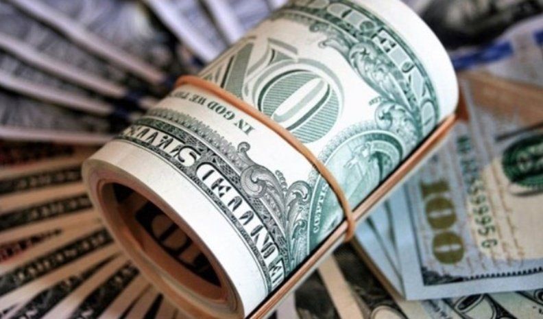 El dólar corta racha de cuatro subas y cae 14 centavos a $44,42