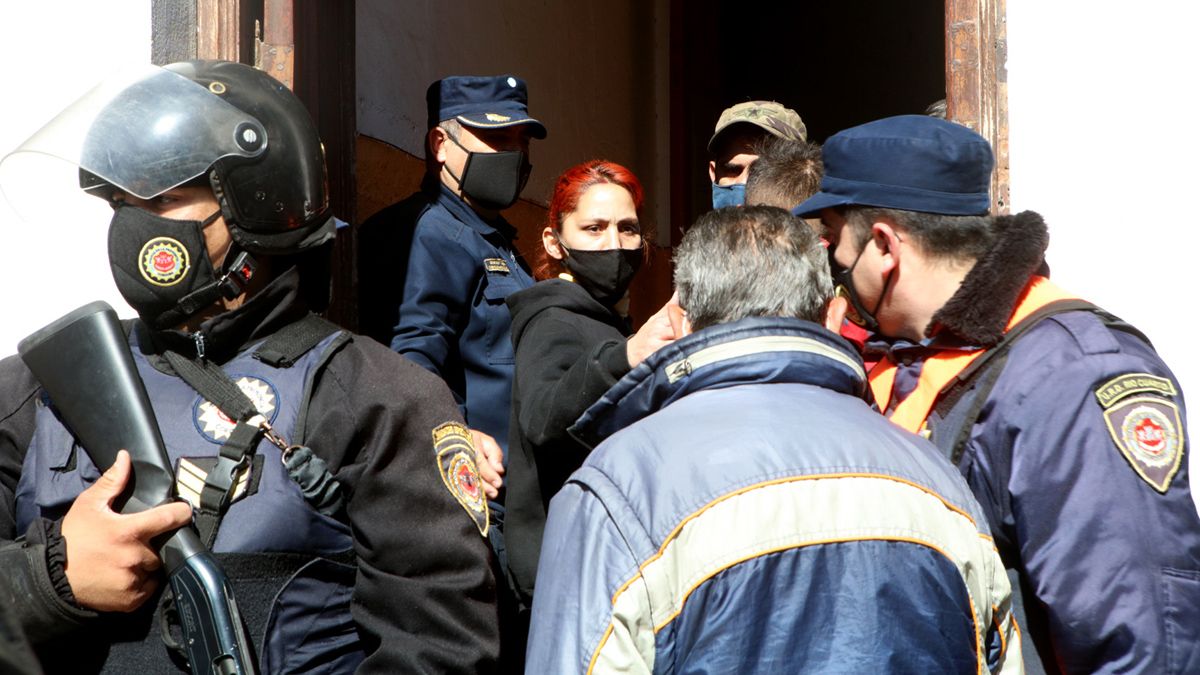 Diez familias fueron desalojadas de la pensión.