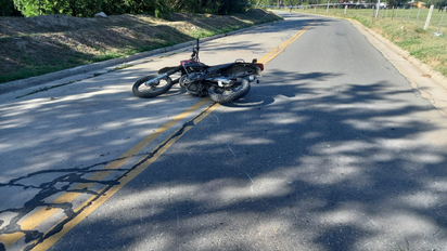 Perdió el control de su motocicleta y cayó