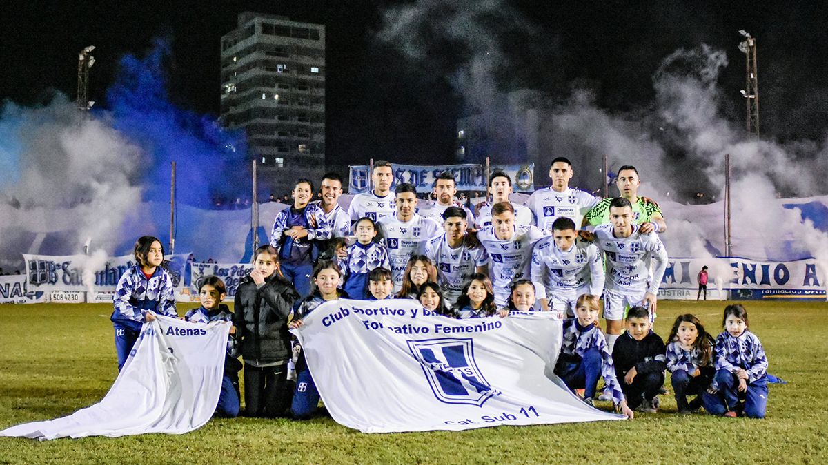 Con un gran marco de gente, los Albos celebraron en su Estadio 9 de julio.