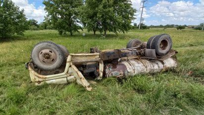 Volcó un camión cisterna en inmediaciones del Aero Club: un lesionado