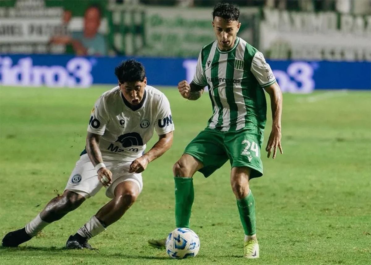 Los jugadores de Barracas Central celebran el triunfo ante Tigre.