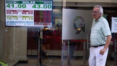 Aunque la tasa superó el 67%, el dólar se vendió por encima de los 43 pesos