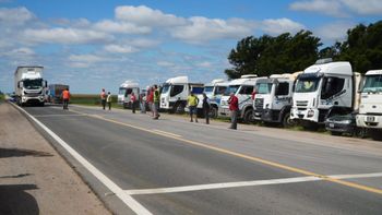 Transportistas de granos mantienen el reclamo por tarifas y no descartan endurecer las medidas