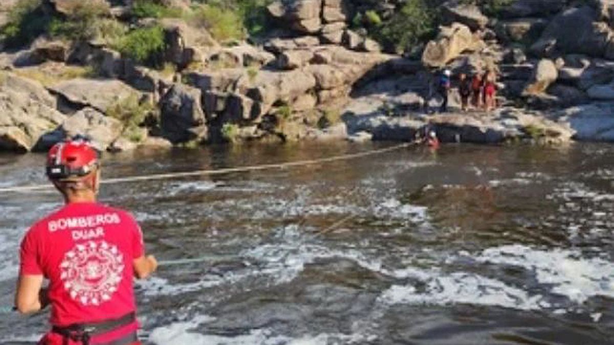 Veinte turistas fueron rescatados luego de quedar atrapados en medio de una crecida del río Mina Clavero.