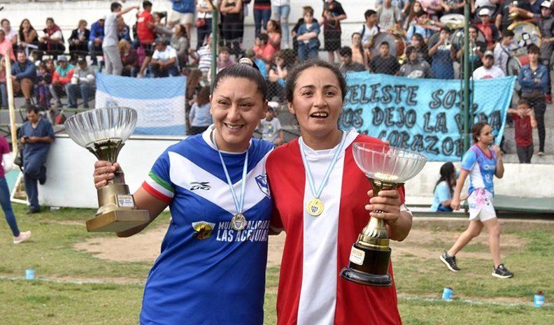 Las capitanas de Talleres de Las Acequias y Municipa-lidad de Reducción, protagonistas de la final de la Copa de Plata en 2017. El título quedó para el conjunto de “tierra santa”.