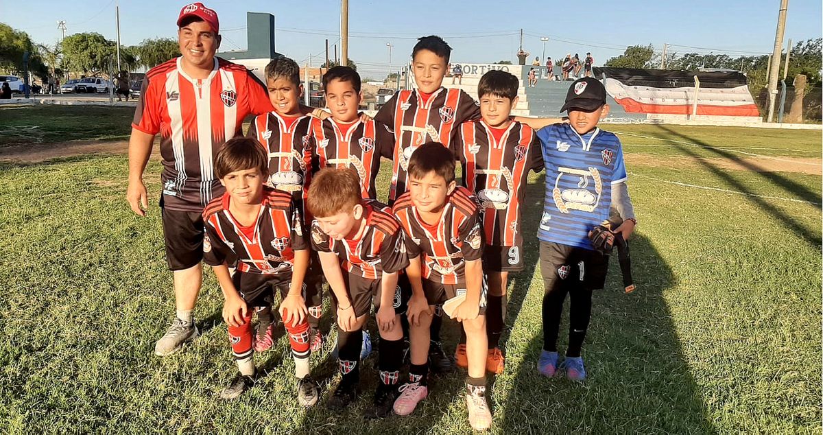 El equipo de clase 2014 de Alem de Villa Nueva se consagró campeón de los torneos oficiales de la Liga Villamariense de Fútbol y de la Liga de Baby Fútbol.