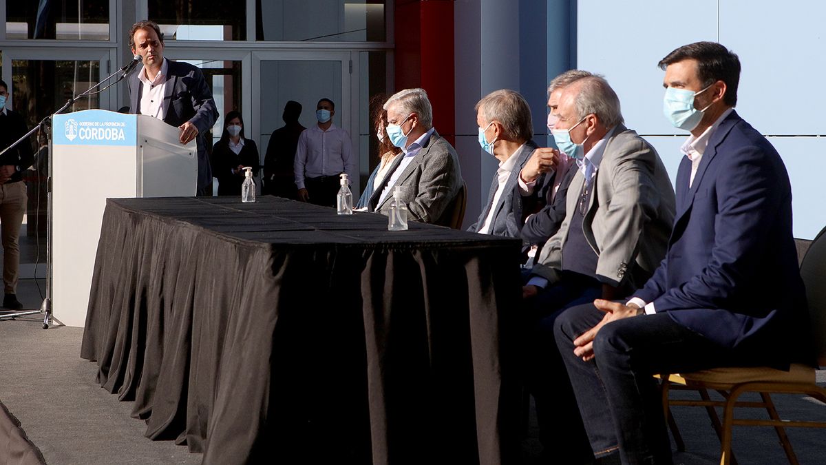 El intendente Llamosas valoró la posibilidad de formarse en la ciudad tomando las nuevas tecnologías.