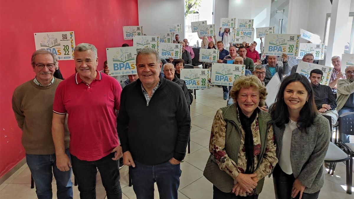 Busso entregó los aportes a productores de los departamentos Roca y Sáenz Peña.