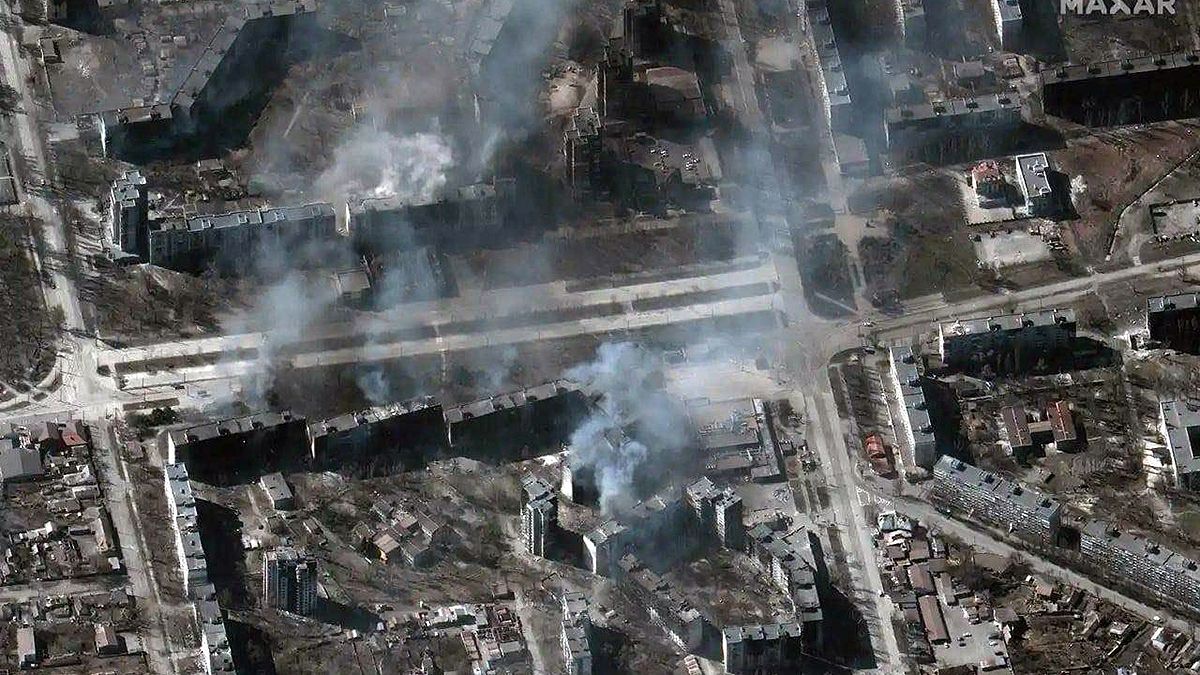 Ucrania denuncia que Rusia bombardeó un edificio de la Cruz Roja en Mariupol.