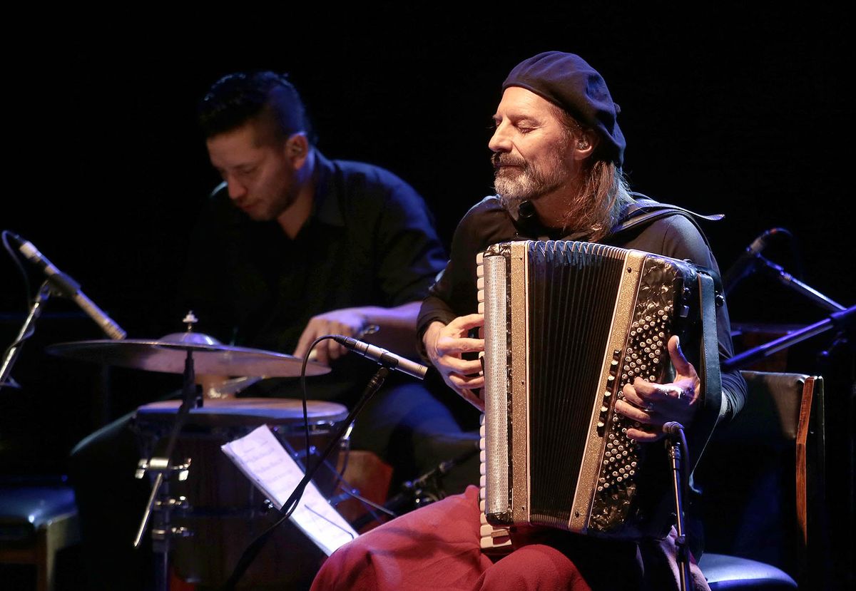 Chango Spasiuk en vivo en el Teatro Municipal. (Fotos: Matías Tambone)