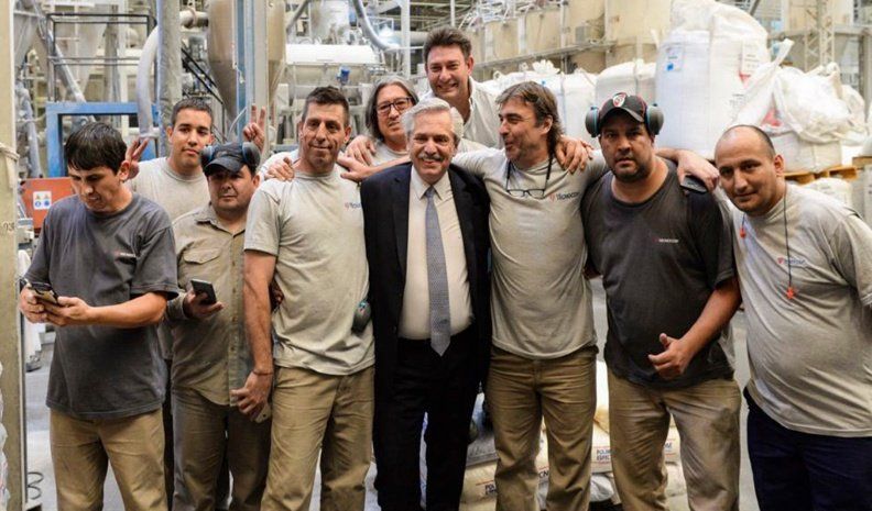 El presidente Alberto Fernández visitó ayer una pyme que fabrica productos de policloruro de vinilo (PVC) rígido y flexible, en la localidad de Pablo Podestá.